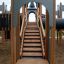 Holztreppen in einem Schloss Windsore Spielplatz mit Spieltürmen und einer Rutsche.