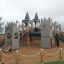 Kinder spielen auf dem Schloss Windsore Spielplatz mit Spieltürmen und Rutsche.