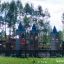 Schloss Windsore Spielplatz mit blauen Türmen und Rutsche in einem Park.