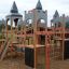 Schloss Windsore Spielplatz mit Spieltürmen, Rutsche und Kletterelementen auf Sandboden