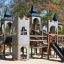 Schloss Windsore Spielplatz mit Holzspieltürmen, Rutsche und Kletterelementen in einem sonnigen Park