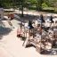 Schloss Windsore Spielplatz mit verschiedenen Spieltürmen, Rutschen und Kletterelementen in einem sa