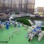 Schloss Windsore Spielplatz mit Spieltürmen, Rutsche und Schaukeln auf grünem Untergrund.