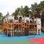 Kinderspielplatz Schloss Windsore mit Rutschen und Klettertürmen auf buntem Sicherheitsboden.