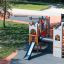 Spieltürme Schloss Camelot mit Rutsche auf modernem Kinderspielplatz