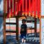 Spielturm Schloss Camelot mit roter Rutsche und Kletterelementen aus Holz
