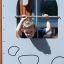 Spieltürme Schloss Camelot mit Rutsche aus Holz und Metall, Kind schaut durchs Fenster