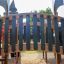 Detailaufnahme der Brüstung des Schloss Camelot Spieltürmes mit Rutsche auf einem Spielplatz