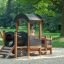Kind spielend in einem Lokomotive Spielhaus auf einem Spielplatz.