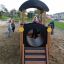 Kinder spielen auf einem Lokomotive Spielhaus auf einem Spielplatz.