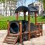 Spielhaus in Lokomotivenform auf einem Spielplatz
