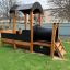 Spielhaus im Lokomotiven-Design auf Spielplatz, ideal für Kinder.