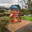 Kinder-Spielturm mit Rutsche und Dach in Blau und Orange im Garten.