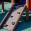 Smart Spielanlage mit Rutsche und Kletterelementen auf einem Spielplatz.