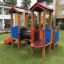 Smart Spielanlage mit Rutsche und Kletternetz für Kinder im Freien.