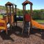 Kinderspielplatz Smart Spielanlage mit Rutsche, Kletterwand und Tunnel auf Rindenmulch.