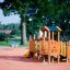 Rubik Spielanlage mit Rutsche und Kletterelementen auf einem Spielplatz.
