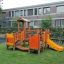 Rubik Spielanlage mit Rutsche und Kletterelementen auf einem Spielplatz