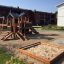 Holzspielplatz Sandkasten im Freien mit Rutsche und Klettergerüst