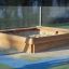Holz-Sandkasten im Freien auf einem Spielplatz.