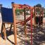 Zebra Klettergerüst mit Rutsche und Kletternetz auf Spielplatz.