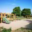 Zebra Klettergerüst mit Rutsche und Schaukeln auf einem öffentlichen Spielplatz.