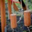 Holz-Klettergriffe an einem Spielgerüst für Kinder.