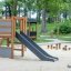 Klettergerüst mit Rutsche im Park für Kinder.