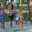 Trainingsrack aus Holz auf dem Spielplatz mit spielenden Kindern