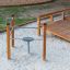 Training Twist & Sit Spielgerät aus Holz und Metall auf Sandfläche für Spielplatz