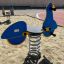 Motoroller Federwippe auf einem Spielplatz, blau und gelb.