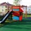 Kind auf Kleiner Dschungel Klettergerüst mit Rutsche auf Spielplatz.