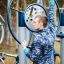 Mann nutzt Schultertrainingsgerät im Freien auf einem öffentlichen Fitnessplatz.