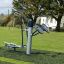 Freiluft-Fitnessgerät Set 7 auf einem Spielplatz in einem grünen Park.