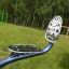 Moderner Kinder-Außenspielplatz mit metallischer Kletterstruktur im Park.