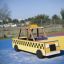 Taxi-Spielhaus für Kinder auf einem Spielplatz in lebendigen Farben.