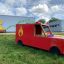 Rotes Feuerwehr LKW Spielhaus für Kinder im Freien.