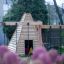 Kinder-Spielhaus im Wigwam-Stil aus Holz im Garten.
