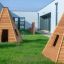 Holzspielhäuser Wigwam Spielhaus auf grünem Rasen im Außenbereich.