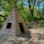 Holzspielhaus Wigwam Spielhaus im Wald für Kinder.