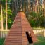 Wigwam Spielhaus aus Holz im Freien, kinderfreundliches Garten-Spielhaus in Tipi-Form.