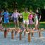 Balancierbalken aus Holz namens Hip Hop auf dem Spielplatz für Kinder.