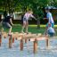 Hip Hop Klettergerät aus Holz auf dem Spielplatz mit Kindern.