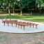 Spielplatz-Element "Hip Hop" mit Balancierbalken und Sandfläche im Park.