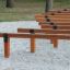 Balancierbalken aus Holz auf einem Sandspielplatz, Produkt Hip Hop.