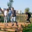 Kinder spielen auf einem Hip Hop Balancierparcours im Freien.