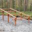 Holz-Hindernisrennen-Parcours im Wald für Outdoor-Training.