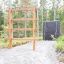 Große Leiter aus Holz auf einem Spielplatz im Wald.
