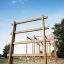 Große Leiter aus Holz auf einem Kinderspielplatz
