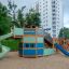 Großes farbenfrohes Spielplatzschiff König Spielschiff mit Spiralrutsche auf Sandplatz in städtische